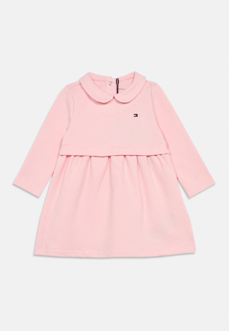 Vestido rosa de manga larga con cuello redondo, cintura fruncida y un pequeño logo en el pecho. Hecho de un tejido suave, ofrece un ajuste casual.