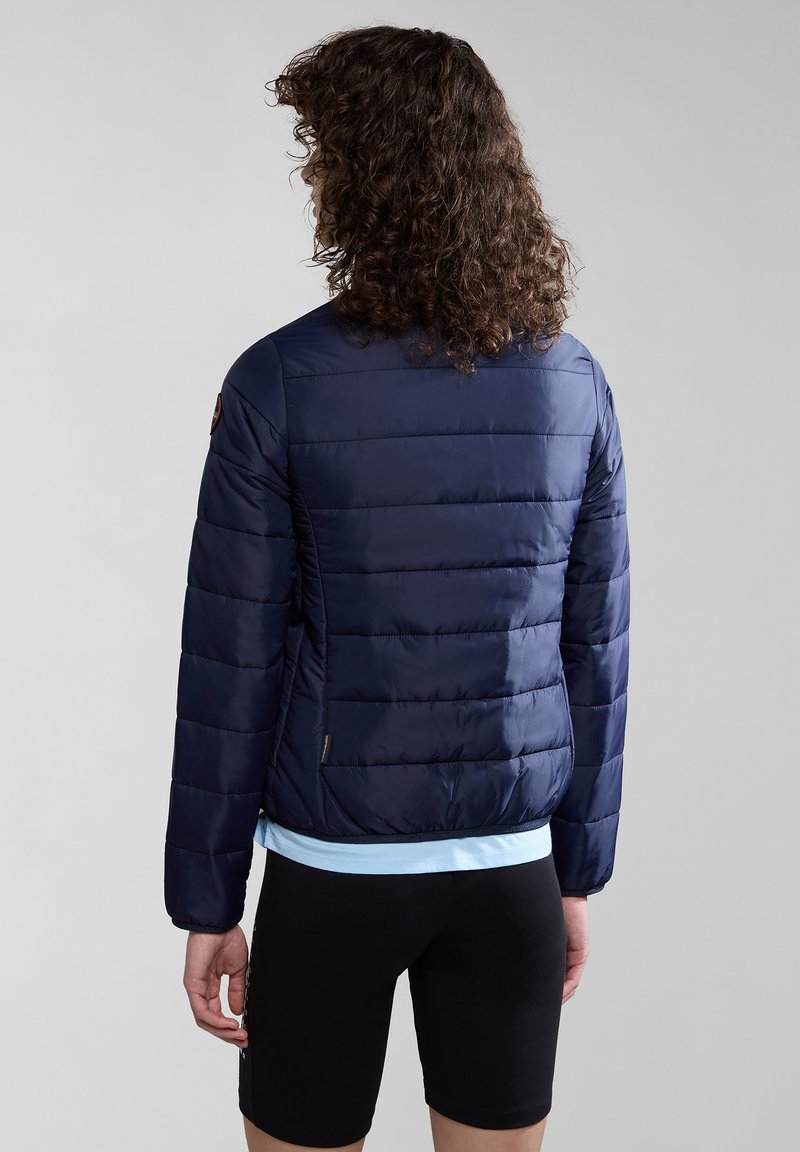 Giacca imbottita senza maniche di colore blu navy, con motivo a righe orizzontali,collo rotondo e logo sul lato sinistro della spalla.