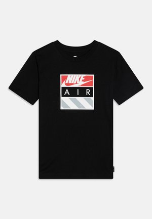 Camiseta de algodón negra con un diseño gráfico que presenta "NIKE" en rojo y "AIR" en blanco, situado sobre un fondo a rayas en gris y blanco.