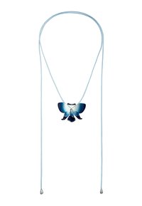 Collar de colgante con mariposa azul y cordón azul claro. El colgante presenta colores azules en degradado y superficies suaves y reflectantes. Accesorios de hardware plateado.