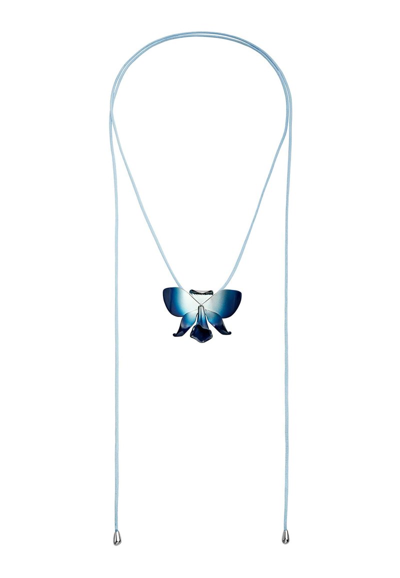 Collar de colgante con mariposa azul y cordón azul claro. El colgante presenta colores azules en degradado y superficies suaves y reflectantes. Accesorios de hardware plateado.