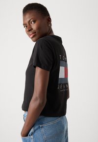 Tommy Jeans US FLAG TEE - T-shirt med print - black