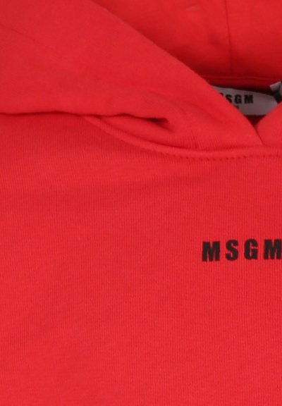 Rode hoodie met een zachte, geribde textuur en een zwart "MSGM" logo op de voorkant. Bevat een capuchon en een buidelzak.
