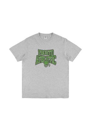 Szary bawełniany T-shirt z krótkimi rękawami. Na froncie znajduje się wyrazisty zielony napis "PROSTO ATHLETIC" oraz grafika koniczyny.