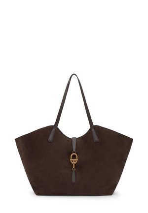 Borsa tote in suede marrone scuro con manici lunghi in pelle e chiusura centrale a scatto in metallo color oro.