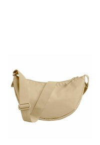 Bolso cruzado beige hecho de una tela suave, con forma curva, correa ajustable y un cierre de cremallera en la parte superior.