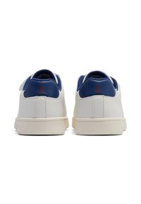 Białe trampki z granatowymi akcentami na pięcie i czerwonymi logo w kształcie szewrona, widoczne od tyłu na białym tle.