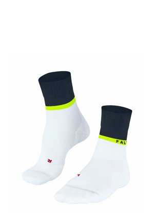 Weiße Sportsocken mit einem dunkelgrauen Rippbund und einem neongelben Streifen. Mit rotem Logo am Knöchel. Mittlere Höhe bis zur Wade.