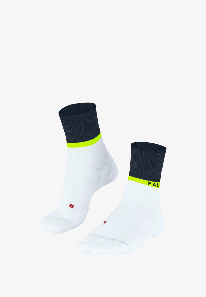 Weiße Sportsocken mit einem dunkelgrauen Rippbund und einem neongelben Streifen. Mit rotem Logo am Knöchel. Mittlere Höhe bis zur Wade.
