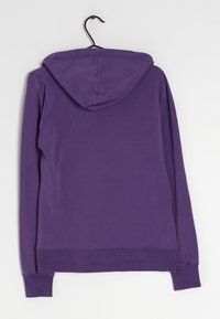 Sudadera con capucha morada con cordón en la capucha, mangas largas, puños acanalados y dobladillo inferior. Textura suave, sin patrones ni detalles visibles.