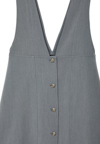Graues ärmelloses Kleid mit tiefem V-Ausschnitt, ausgestattet mit sechs dekorativen Knöpfen und einem texturierten, weichen Stoff.
