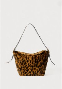 Borsa con stampa leopardata dalla texture morbida in pelliccia, tracolla nera regolabile e fondo arrotondato. Il corpo presenta un motivo maculato marrone e nero.