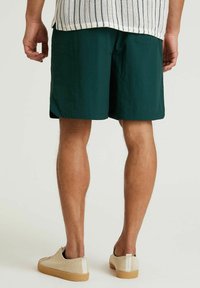 CHASIN' OMAR.S HYBRID - Šortai - dark green