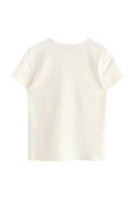 Vit ribbad kortärmad t-shirt med rund halsringning, som har ett strukturerat tyg och en åtsittande silhuett.