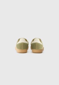 Grønne vævede sneakers med en tekstureret overdel, hvide detaljer og en gummisål. Har et slip-on design for nem påtagning.