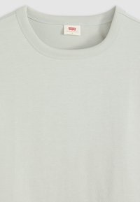 Lys grøn kortærmet T-shirt med rund halsudskæring, lavet af blødt stof. Har et lille mærke ved halsen med brandoplysninger.
