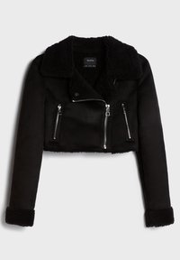 Svart kort jacka med en mjuk shearling-krage och manschetter. Har två framfickor med dragkedja och silverfärgade detaljer. Slät textur.