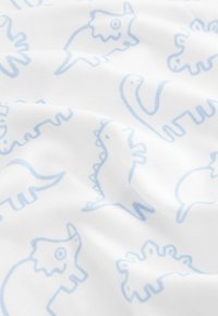Tissu en coton avec un motif de dinosaures bleu clair répété sur fond blanc, texture lisse et tombé doux.