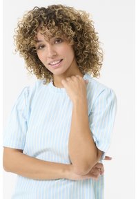 Blusa a righe azzurro chiaro con maniche a palloncino corte e scollatura arricciata. Il tessuto ha una texture liscia e sottili linee gialle.