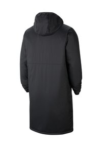 Langer schwarzer Parka aus glattem, wasserabweisendem Material. Verfügt über eine Kapuze, lange Ärmel und einen geraden Saum mit minimalen Details.