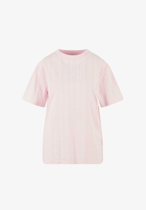 Gaiši rozā kokvilnas krekls, īsas piedurknes, apaļš kakls, ar vertikālām baltām svītrām un mazu izšuvumu uz priekšpuses.