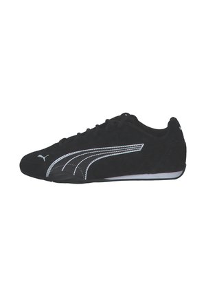 Schwarze Wildleder-Sneaker mit weißen Nähten, einer runden Spitze und einer flachen Gummisohle. Puma-Logo an der Seite und an der Ferse.