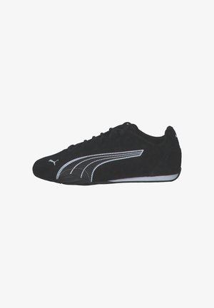 Sneaker en suède noir avec des coutures blanches, un bout arrondi et une semelle en caoutchouc plate. Logo Puma sur le côté et au talon arrière.