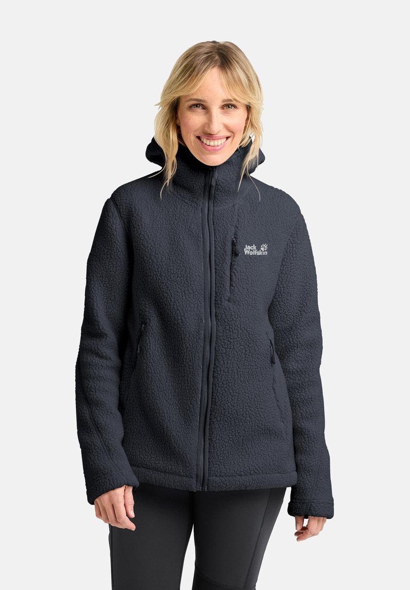 Fleecejacke in Dunkelgrau mit durchgehendem Reißverschluss, hohem Kragen und Kapuze. Mit strukturiertem Material, Reißverschlusstasche und besticktem Logo.