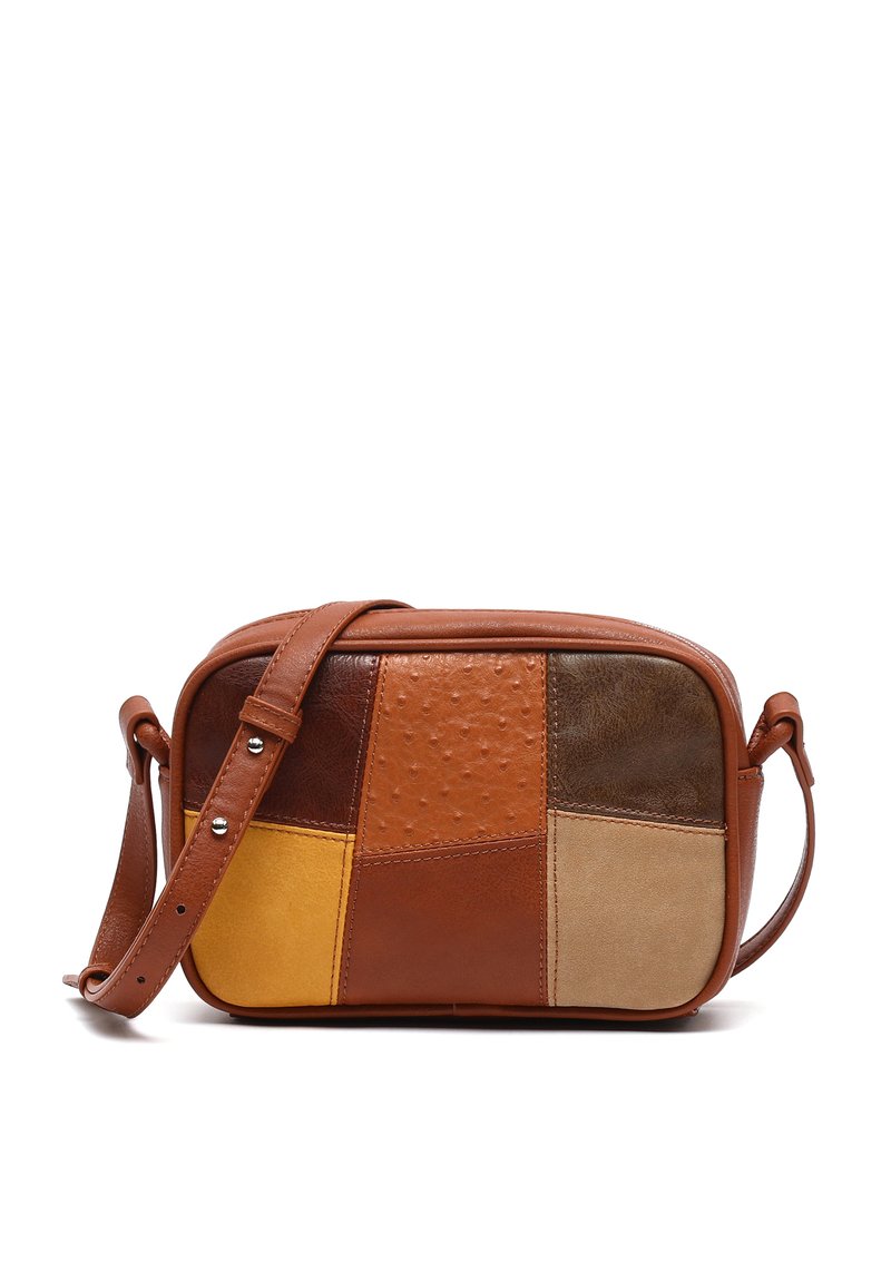 Smeđi kožni crossbody torba s patchwork dizajnom koji uključuje različite nijanse, teksture i odvojiv remen sa srebrnim detaljima.