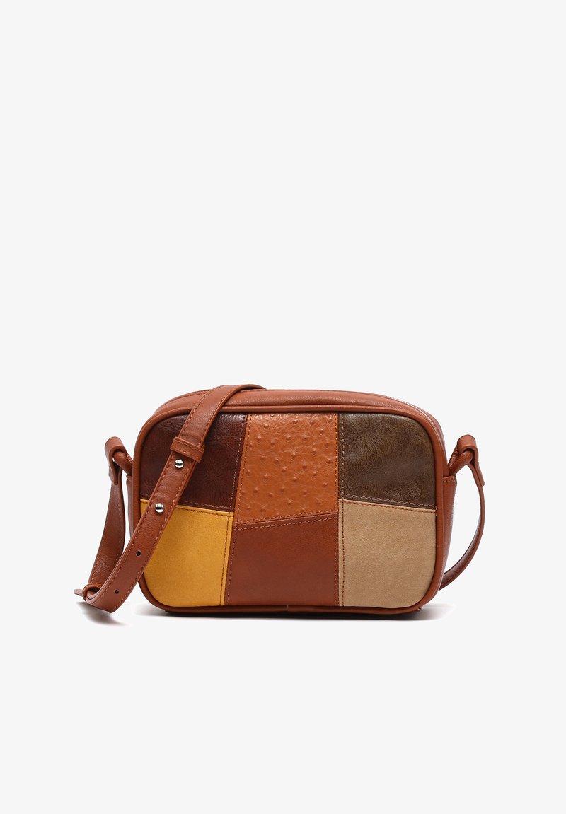 Smeđi kožni crossbody torba s patchwork dizajnom koji uključuje različite nijanse, teksture i odvojiv remen sa srebrnim detaljima.