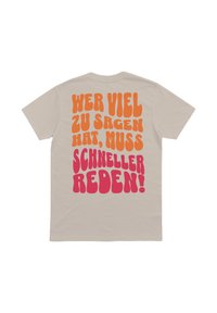 Beige Baumwoll-T-Shirt, kurze Ärmel, mit auffälligem, buntem Text auf der Rückseite: orange, rosa und pfirsichfarbene Buchstaben in unterschiedlichen Größen und Formen.