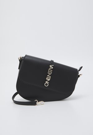 Bolso bandolera de cuero negro con cierre de solapa, letras VALENTINO en tono dorado y correa ajustable con cierre dorado.