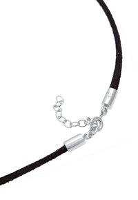 Collier en fausse suédine noire avec des éléments en métal argenté, doté d'un fermoir à ressort et d'une longueur ajustable avec une extension en chaîne.