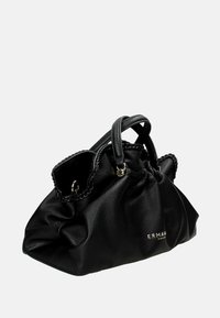 Borsa a mano in pelle nera con finitura testurizzata, dotata di manici doppi, design arricciato e un accento del logo sulla parte anteriore.