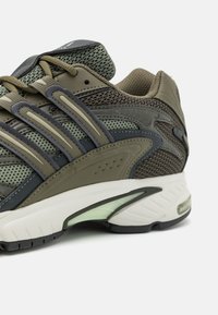 adidas Originals TEMPER RUN 2 UNISEX - Tenisky - olive strata/silver pebble/shadow olive