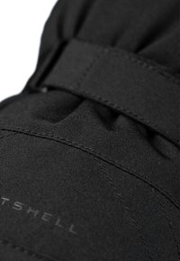 Schwarze Sportbekleidung aus einem strukturierten Stoff, mit sichtbaren Nähten und einem markanten Riemen-Detail.