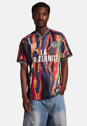 Kleurvol T-shirt met korte mouwen, voorzien van een levendig abstract patroon in rood, blauw, groen en zwart. Witte tekst met de tekst "LA RATERNITE." V-hals design.