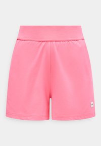 Ροζ σορτς με ελαστική μέση και μικρή λευκή ετικέτα μάρκας στο κατώτερο δεξιό πόδι, κατασκευασμένα από μαλακό ύφασμα με απλό, καθαρό σχέδιο.