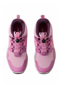 Scarpe da ginnastica rosa con tomaia in rete, lacci elastici e un torrone nero rotondo. Punta rinforzata e suola bianca distintiva.