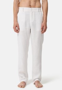 Witte linnen broeken met een relaxte pasvorm, voorzien van een knoopsluiting en een elastische tailleband. Gladde textuur met minimale ontwerpdetails.