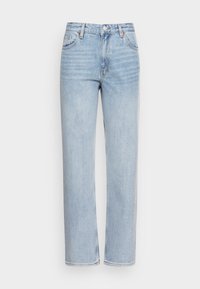Jeans de denim azul claro com corte reto, cintura alta, design de cinco bolsos e costura visível ao longo das costuras.