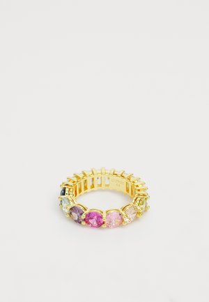 Bague en or avec des pierres précieuses rondes multicolores espacées uniformément en rose, violet, bleu et transparent sur fond blanc.