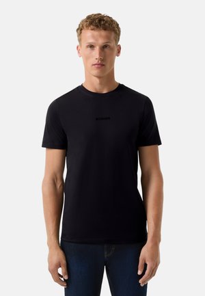 Sort kortærmet t-shirt lavet af bomuld, med rund halsudskæring og et diskret "BOGNER" logo i midten. Flad tekstur, afslappet pasform.