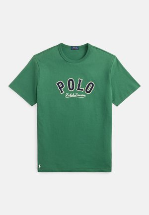 Grønn kortermet T-skjorte med rund hals, med teksten «POLO Ralph Lauren» på brystet og en liten brodert logo nederst på kanten.