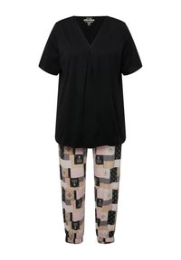 Schwarzes V-Ausschnitt-Oberteil kombiniert mit mehrfarbigen Patchwork-Hosen, die geometrische und florale Muster aufweisen; weicher Stoff mit elastischen Bündchen.