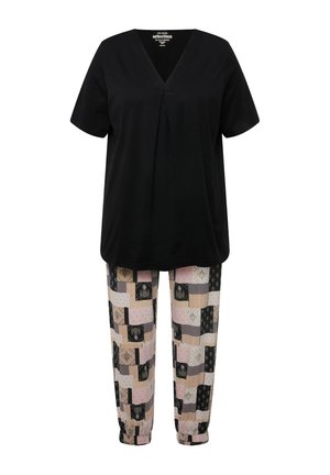 Schwarzes V-Ausschnitt-Oberteil kombiniert mit mehrfarbigen Patchwork-Hosen, die geometrische und florale Muster aufweisen; weicher Stoff mit elastischen Bündchen.