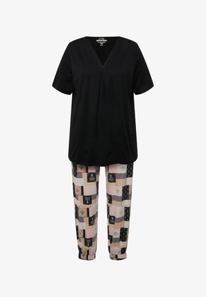 Top nero con scollatura a V abbinato a pantaloni patchwork multicolori caratterizzati da motivi geometrici e floreali; tessuto morbido con polsini elasticizzati.