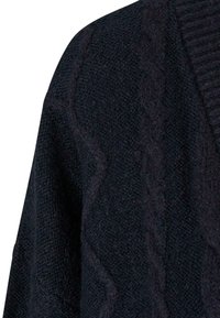 Cardigan en laine foncée avec un motif torsadé texturé et un col côtelé. Le tissu a une apparence douce et chaude.