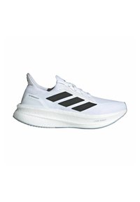 Weißer Sportschuh mit schwarzem Drei-Streifen-Logo, leichtem Mesh-Obermaterial, dicker weißer Sohle, strukturierten Details und hellblauen Akzenten.