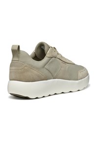 Sneaker beige con parte superiore in camoscio e mesh, punta rotonda, chiusura con lacci e una spessa suola bianca con motivi di trazione ondulati.